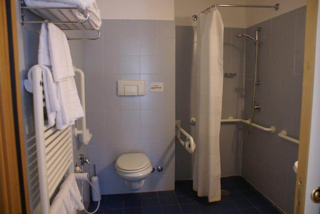 Sala da bagno accessibile in hotel 4 stelle