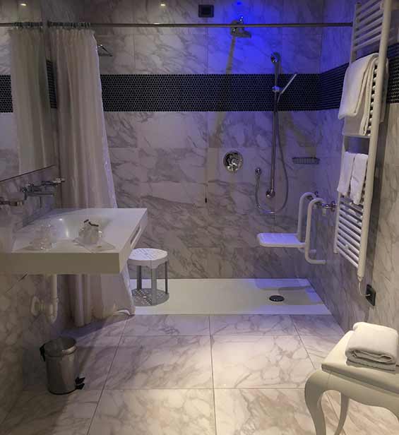 Venice accessible weekend - Hotel A bathroom